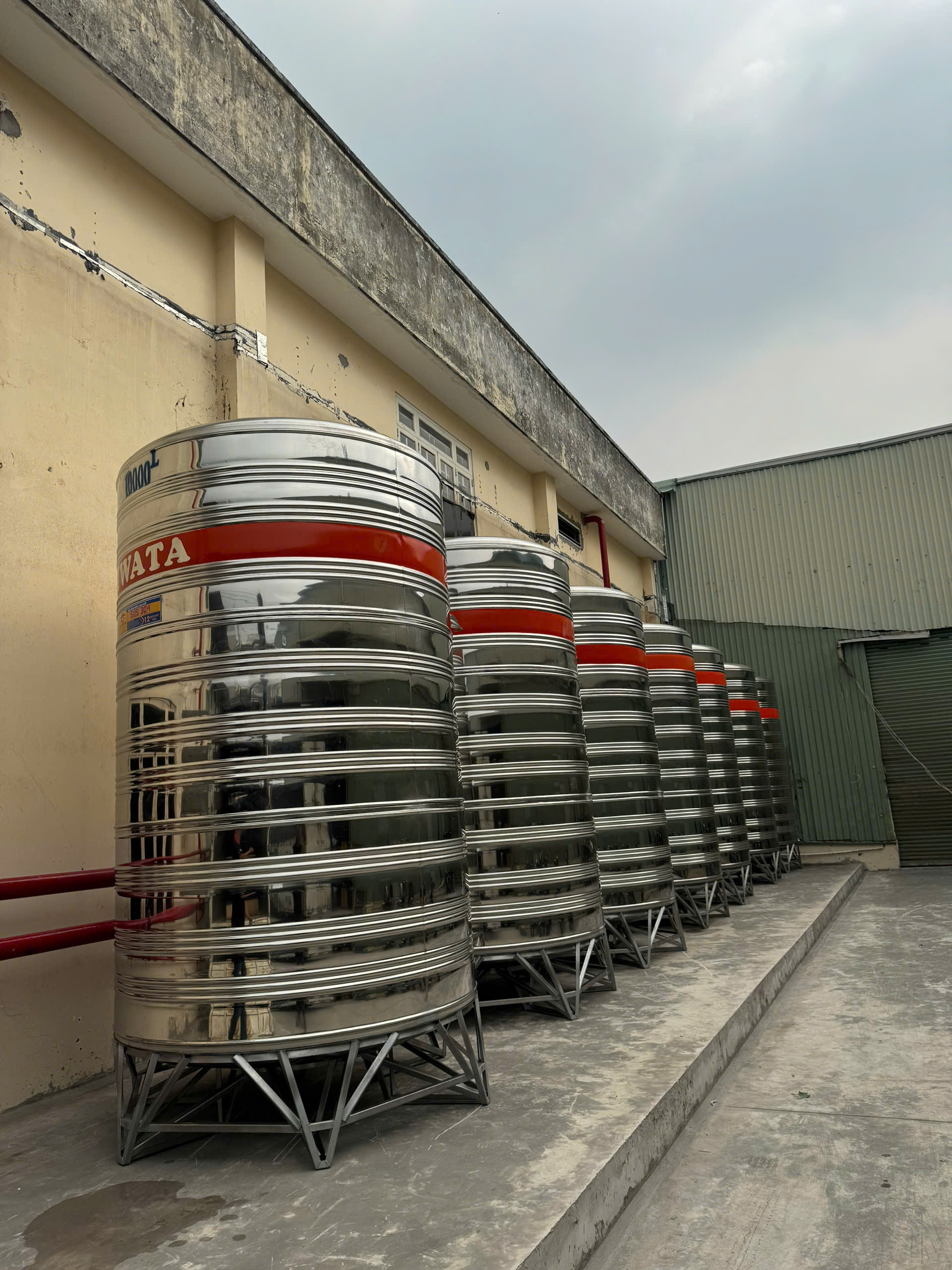 Vận chuyển cẩu lắp bồn inox 10000L đứng